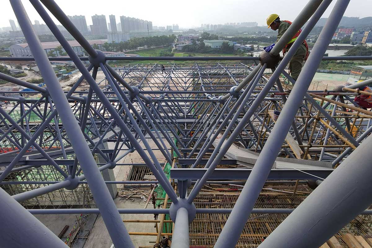 Tangxia railway station space frame installation 4