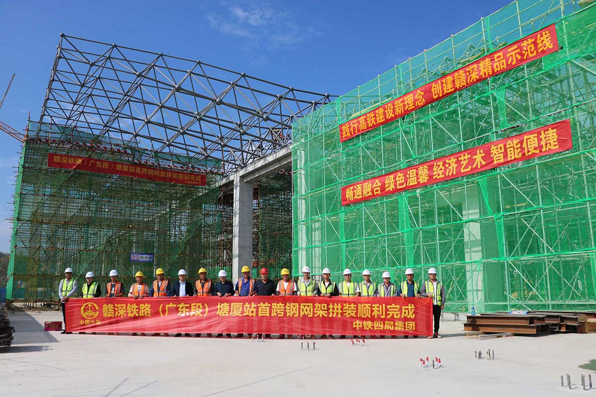 Tangxia railway station space frame installation 8